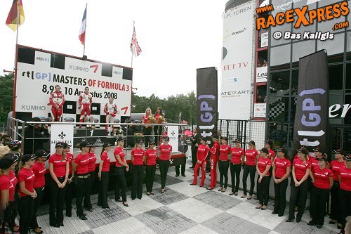 Kumho podium omringd door vrouwelijk schoon